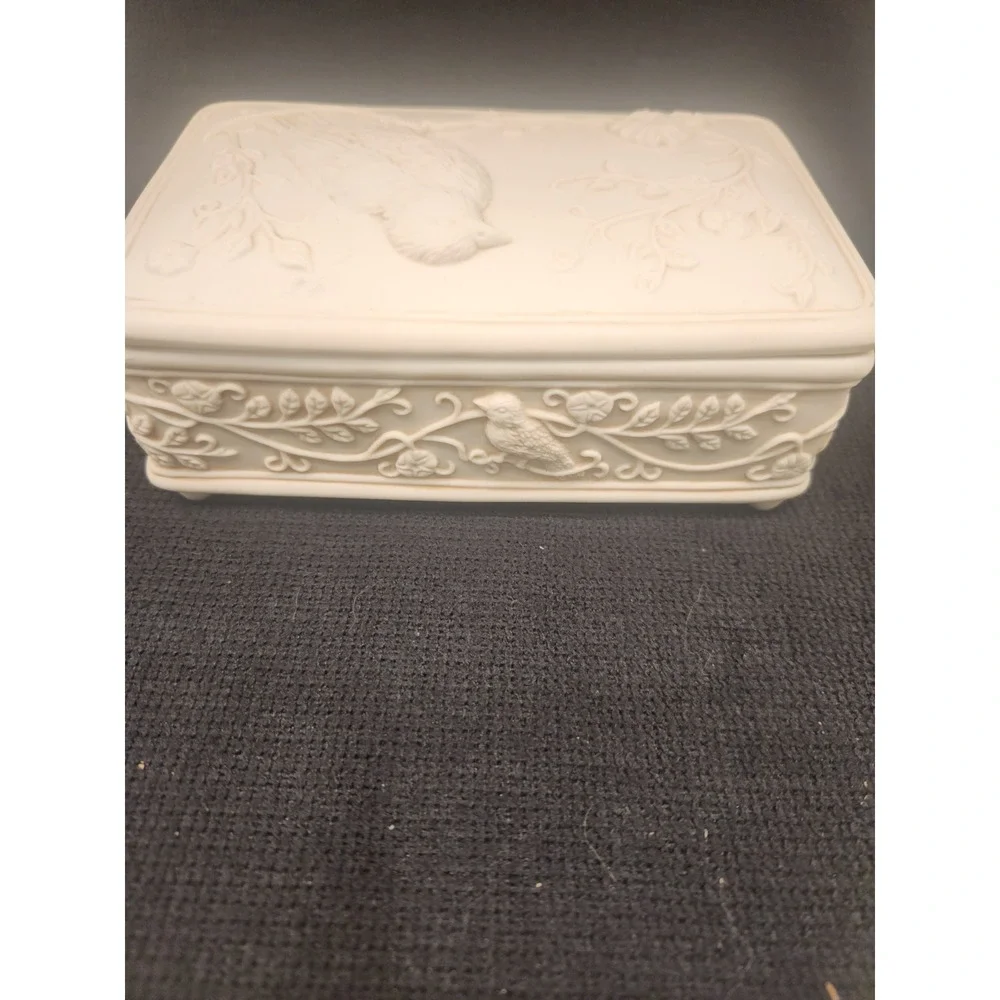 Vintage 2003 Sparrows Club Porcelain Bird‎ Music Trinket Box Plays 